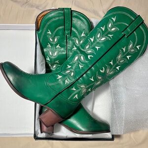 Green Cowgirl Boots with white, floral stitching - size 9